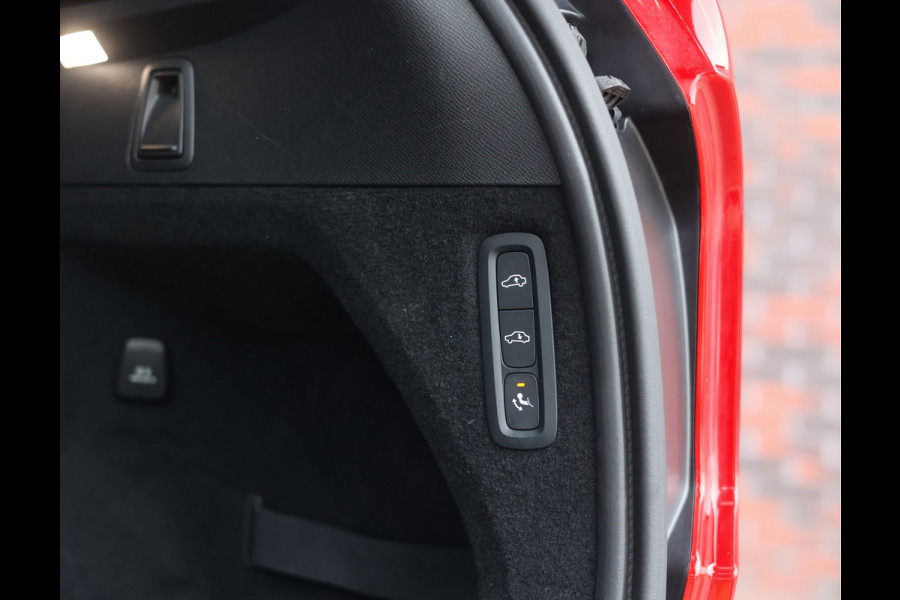 Volvo XC90 T8 Recharge AWD Ultimate Dark | Pano - Trekhaak - Luchtvering