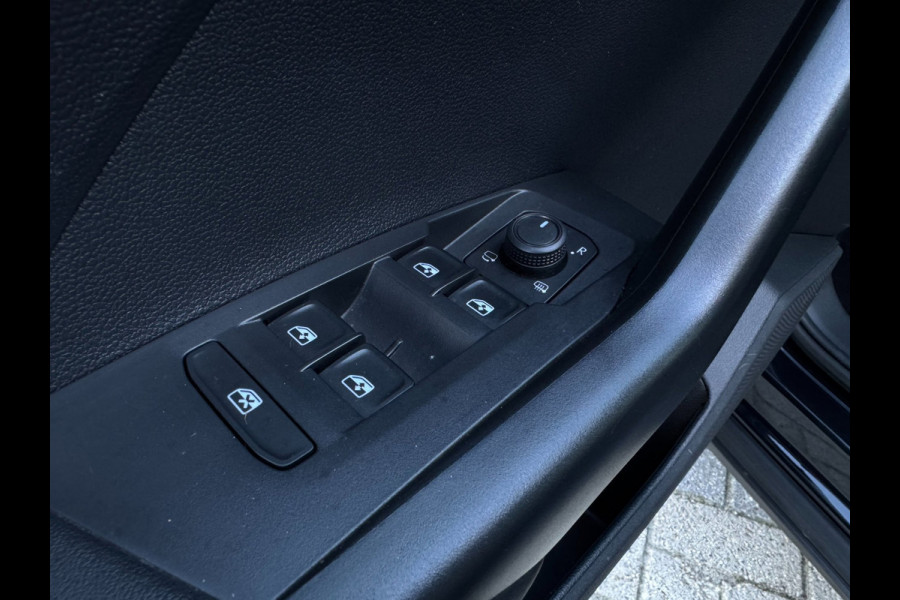 Volkswagen T-Cross 1.0 TSI Life CAMERA / PDC VOOR & ACHTER / CARPLAY / STOELVERWARMING / CLIMATE CONTROL / ELEKTR. INKLAPB SPIEGEL