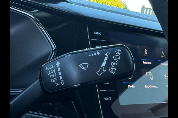 Volkswagen T-Cross 1.0 TSI Life CAMERA / PDC VOOR & ACHTER / CARPLAY / STOELVERWARMING / CLIMATE CONTROL / ELEKTR. INKLAPB SPIEGEL