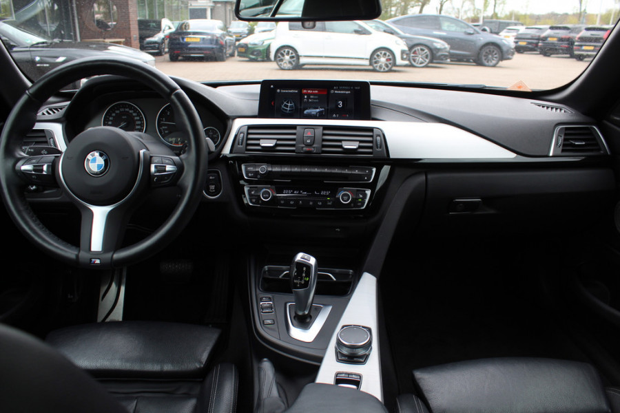 BMW 4 Serie Cabrio 420i High Executive Ed. M Sport / Camera / Leder / Harman Kardon / Nekverwarming / 19'' / Navigatie / Windscherm / DAB / Stoelverwarming / Cruise Control