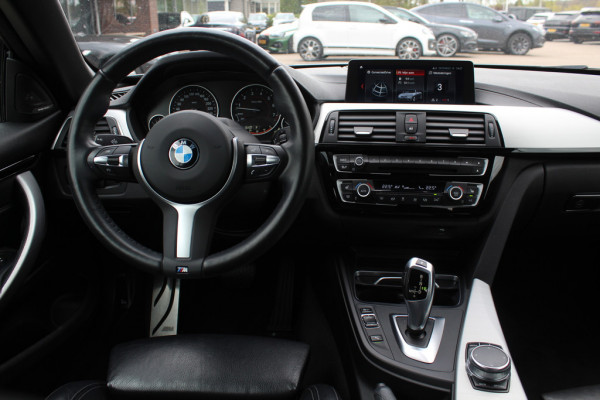 BMW 4 Serie Cabrio 420i High Executive Ed. M Sport / Camera / Leder / Harman Kardon / Nekverwarming / 19'' / Navigatie / Windscherm / DAB / Stoelverwarming / Cruise Control