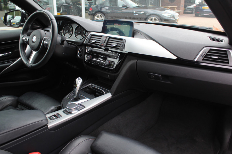 BMW 4 Serie Cabrio 420i High Executive Ed. M Sport / Camera / Leder / Harman Kardon / Nekverwarming / 19'' / Navigatie / Windscherm / DAB / Stoelverwarming / Cruise Control