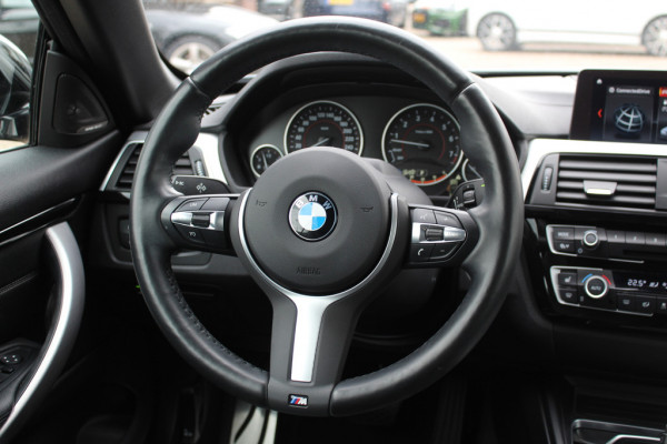 BMW 4 Serie Cabrio 420i High Executive Ed. M Sport / Camera / Leder / Harman Kardon / Nekverwarming / 19'' / Navigatie / Windscherm / DAB / Stoelverwarming / Cruise Control