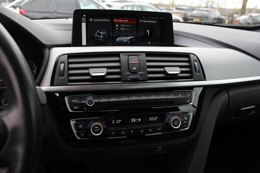 BMW 4 Serie Cabrio 420i High Executive Ed. M Sport / Camera / Leder / Harman Kardon / Nekverwarming / 19'' / Navigatie / Windscherm / DAB / Stoelverwarming / Cruise Control