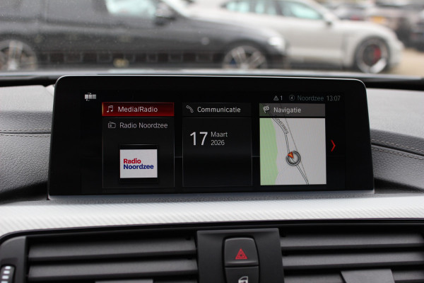 BMW 4 Serie Cabrio 420i High Executive Ed. M Sport / Camera / Leder / Harman Kardon / Nekverwarming / 19'' / Navigatie / Windscherm / DAB / Stoelverwarming / Cruise Control