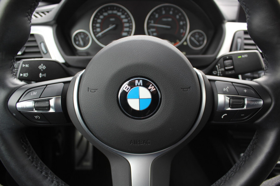 BMW 4 Serie Cabrio 420i High Executive Ed. M Sport / Camera / Leder / Harman Kardon / Nekverwarming / 19'' / Navigatie / Windscherm / DAB / Stoelverwarming / Cruise Control