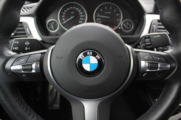 BMW 4 Serie Cabrio 420i High Executive Ed. M Sport / Camera / Leder / Harman Kardon / Nekverwarming / 19'' / Navigatie / Windscherm / DAB / Stoelverwarming / Cruise Control
