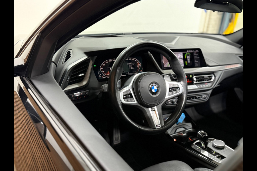 BMW 1-serie M135i xDrive M-Performance | BomVOL! | M-Technic | Pano | HuD | Parkeer-pakket | Ambient | Shadow-Line | DealerOH
