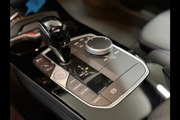 BMW 1-serie M135i xDrive M-Performance | BomVOL! | M-Technic | Pano | HuD | Parkeer-pakket | Ambient | Shadow-Line | DealerOH