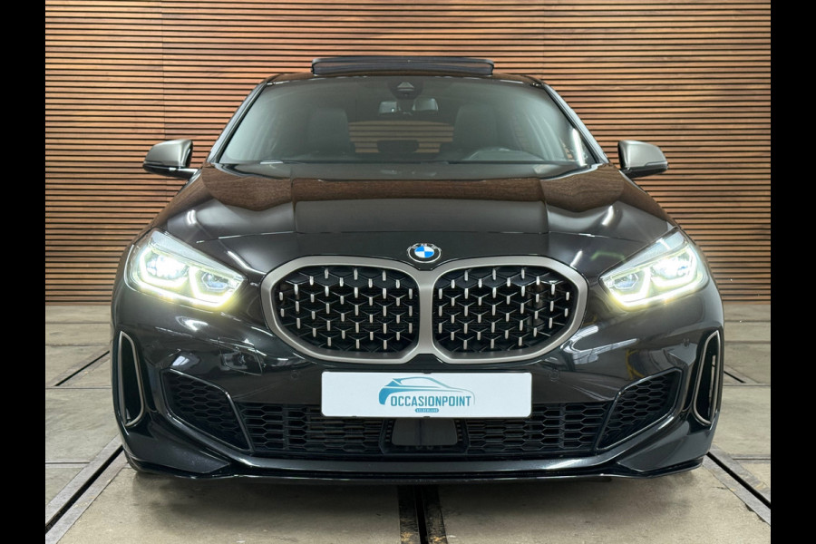 BMW 1-serie M135i xDrive M-Performance | BomVOL! | M-Technic | Pano | HuD | Parkeer-pakket | Ambient | Shadow-Line | DealerOH