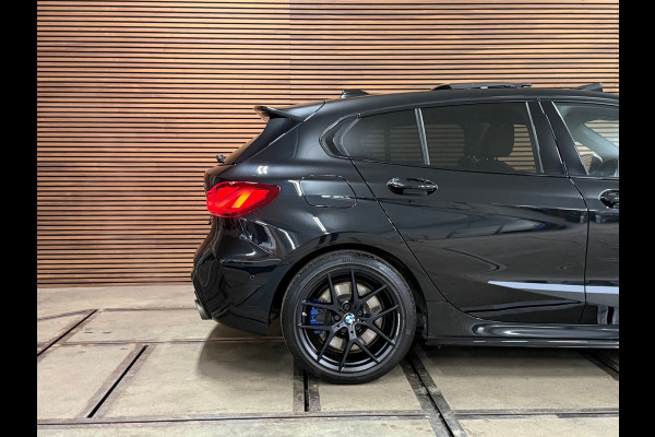 BMW 1-serie M135i xDrive M-Performance | BomVOL! | M-Technic | Pano | HuD | Parkeer-pakket | Ambient | Shadow-Line | DealerOH