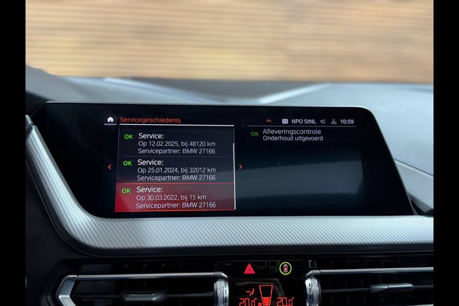 BMW 1-serie M135i xDrive M-Performance | BomVOL! | M-Technic | Pano | HuD | Parkeer-pakket | Ambient | Shadow-Line | DealerOH