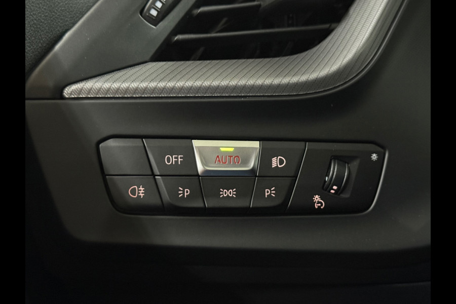 BMW 1-serie M135i xDrive M-Performance | BomVOL! | M-Technic | Pano | HuD | Parkeer-pakket | Ambient | Shadow-Line | DealerOH