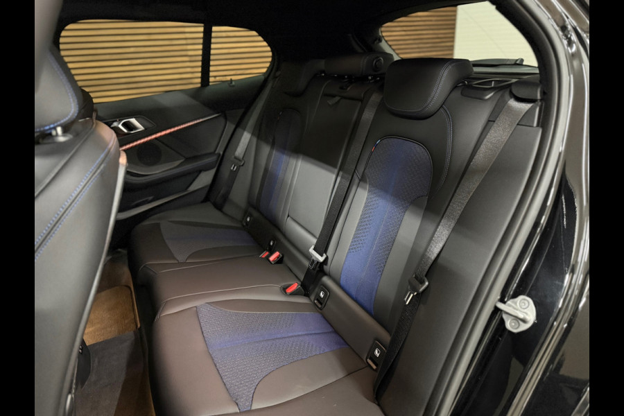 BMW 1-serie M135i xDrive M-Performance | BomVOL! | M-Technic | Pano | HuD | Parkeer-pakket | Ambient | Shadow-Line | DealerOH