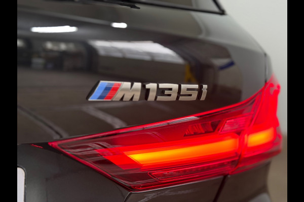 BMW 1-serie M135i xDrive M-Performance | BomVOL! | M-Technic | Pano | HuD | Parkeer-pakket | Ambient | Shadow-Line | DealerOH