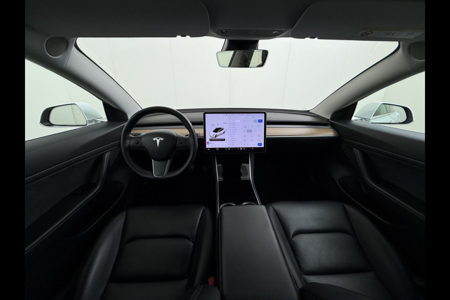 Tesla Model 3 SR+ 325PK Trekhaak LFP-Accu 19" SOH 90% AutoPilot Leer Pano-Dak Adaptive Cruise Lmv 18" Camera's Elektr.-Stuur+Stoelen+Spiegels+ Ecc Navi Led DAB Voorverwarmen interieur via App Keyless One-Pedal-Drive Origineel Nederlandse Auto Fabrieksgarantie op Accu en Motor tot 9-12-2028/160.000km