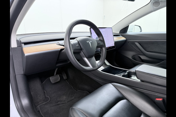 Tesla Model 3 SR+ 325PK Trekhaak LFP-Accu 19" SOH 90% AutoPilot Leer Pano-Dak Adaptive Cruise Lmv 18" Camera's Elektr.-Stuur+Stoelen+Spiegels+ Ecc Navi Led DAB Voorverwarmen interieur via App Keyless One-Pedal-Drive Origineel Nederlandse Auto Fabrieksgarantie op Accu en Motor tot 9-12-2028/160.000km