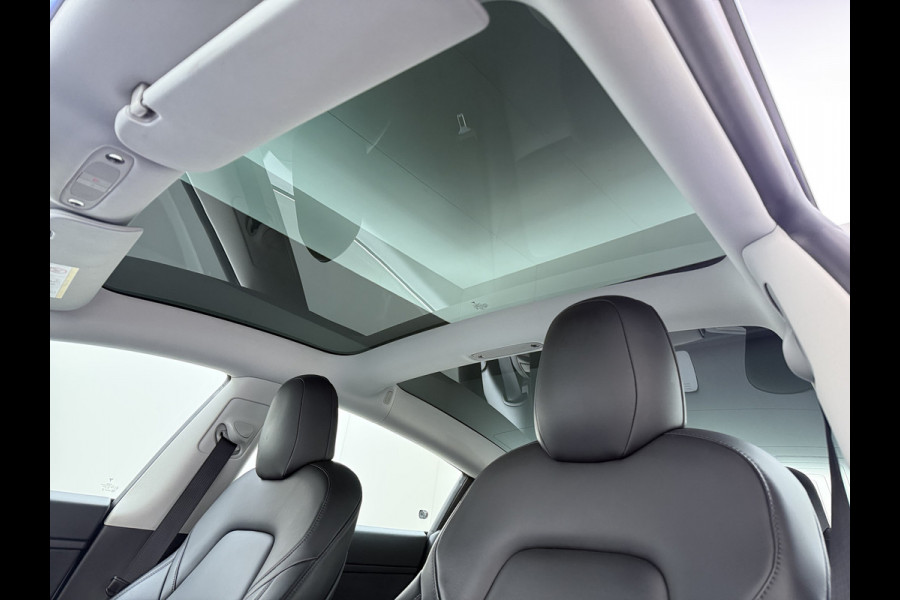 Tesla Model 3 SR+ 325PK Trekhaak LFP-Accu 19" SOH 90% AutoPilot Leer Pano-Dak Adaptive Cruise Lmv 18" Camera's Elektr.-Stuur+Stoelen+Spiegels+ Ecc Navi Led DAB Voorverwarmen interieur via App Keyless One-Pedal-Drive Origineel Nederlandse Auto Fabrieksgarantie op Accu en Motor tot 9-12-2028/160.000km
