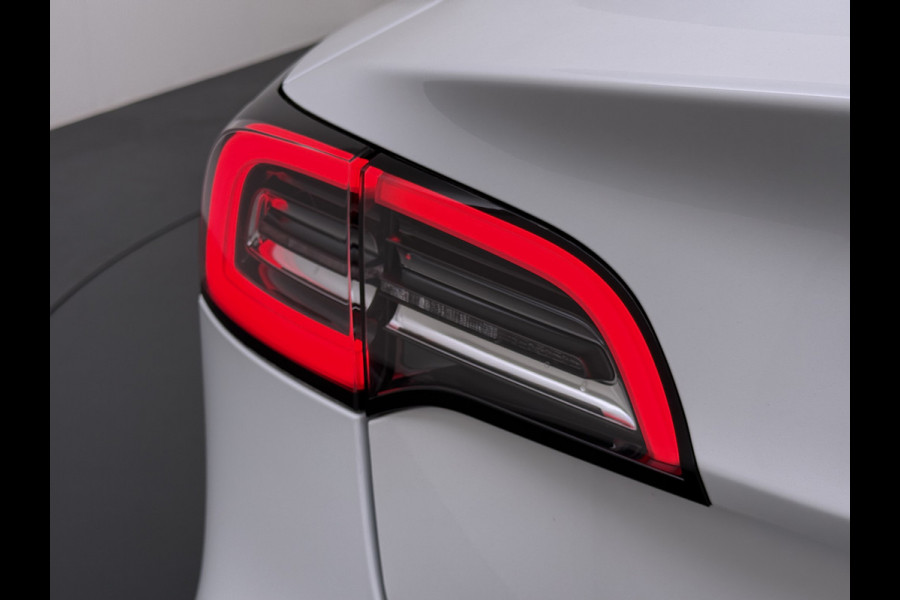 Tesla Model 3 SR+ 325PK Trekhaak LFP-Accu 19" SOH 90% AutoPilot Leer Pano-Dak Adaptive Cruise Lmv 18" Camera's Elektr.-Stuur+Stoelen+Spiegels+ Ecc Navi Led DAB Voorverwarmen interieur via App Keyless One-Pedal-Drive Origineel Nederlandse Auto Fabrieksgarantie op Accu en Motor tot 9-12-2028/160.000km