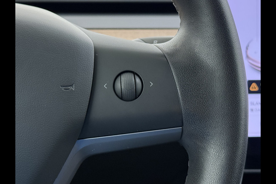 Tesla Model 3 SR+ 325PK Trekhaak LFP-Accu 19" SOH 90% AutoPilot Leer Pano-Dak Adaptive Cruise Lmv 18" Camera's Elektr.-Stuur+Stoelen+Spiegels+ Ecc Navi Led DAB Voorverwarmen interieur via App Keyless One-Pedal-Drive Origineel Nederlandse Auto Fabrieksgarantie op Accu en Motor tot 9-12-2028/160.000km