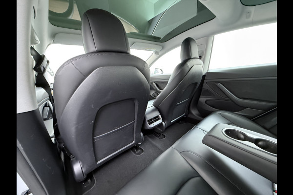 Tesla Model 3 SR+ 325PK Trekhaak LFP-Accu 19" SOH 90% AutoPilot Leer Pano-Dak Adaptive Cruise Lmv 18" Camera's Elektr.-Stuur+Stoelen+Spiegels+ Ecc Navi Led DAB Voorverwarmen interieur via App Keyless One-Pedal-Drive Origineel Nederlandse Auto Fabrieksgarantie op Accu en Motor tot 9-12-2028/160.000km
