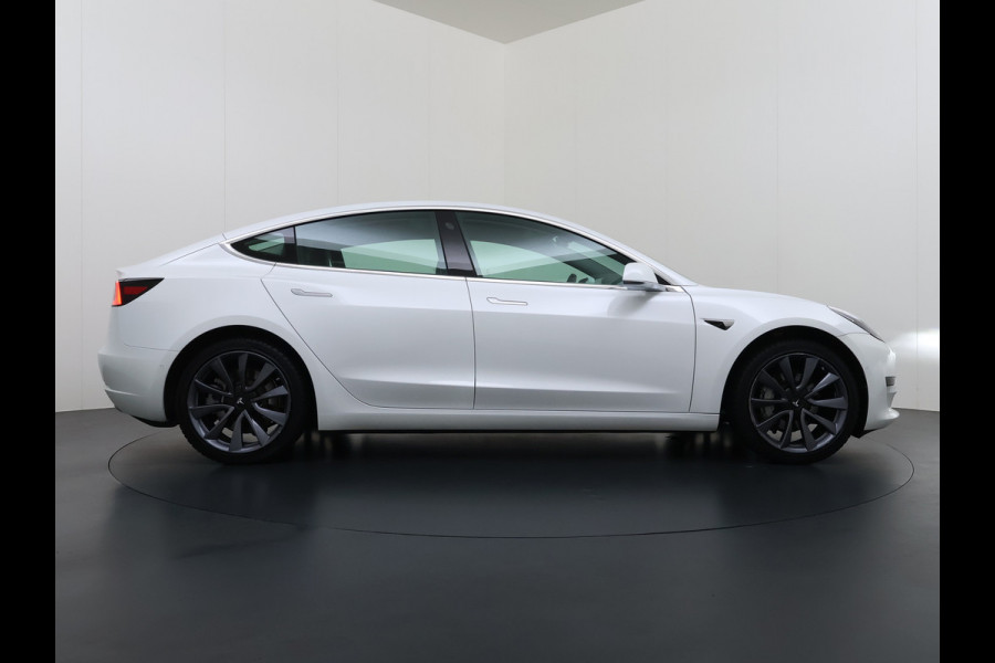 Tesla Model 3 SR+ 325PK Trekhaak LFP-Accu 19" SOH 90% AutoPilot Leer Pano-Dak Adaptive Cruise Lmv 18" Camera's Elektr.-Stuur+Stoelen+Spiegels+ Ecc Navi Led DAB Voorverwarmen interieur via App Keyless One-Pedal-Drive Origineel Nederlandse Auto Fabrieksgarantie op Accu en Motor tot 9-12-2028/160.000km