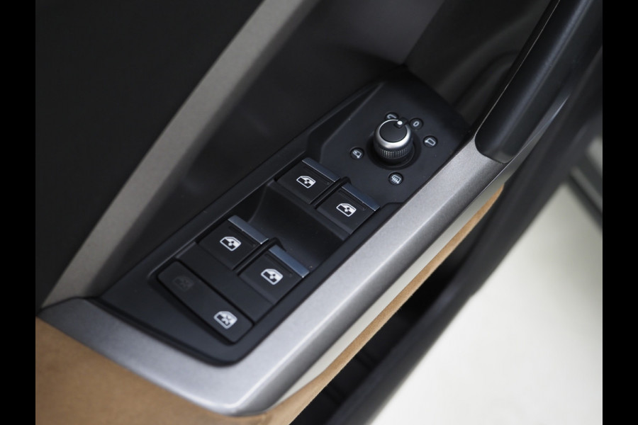 Audi Q3 45 TFSI e S-Line Edition Black | Panoramadak | Two Tone Leder | Sonos | Alcantara Design | Adaptive Cruise