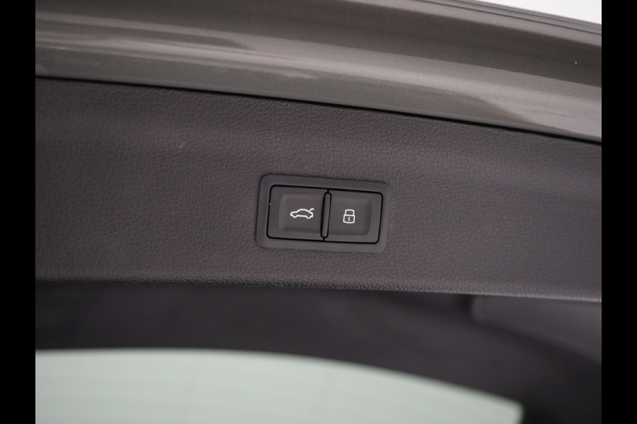 Audi Q3 45 TFSI e S-Line Edition Black | Panoramadak | Two Tone Leder | Sonos | Alcantara Design | Adaptive Cruise