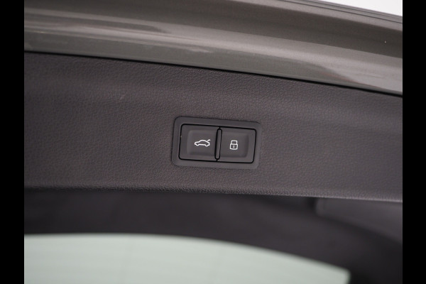 Audi Q3 45 TFSI e S-Line Edition Black | Panoramadak | Two Tone Leder | Sonos | Alcantara Design | Adaptive Cruise