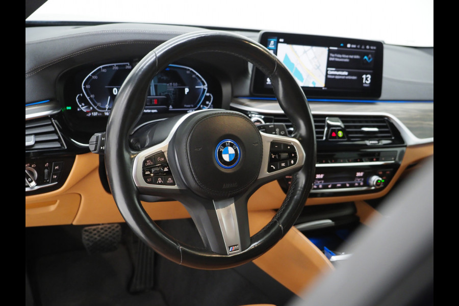 BMW 5 Serie Touring 530e Luxury Line | LaserLED | Harman/Kardon | M Stuur | Leder | HUD | Keyless | Adaptive Cruise | Camera | Carplay