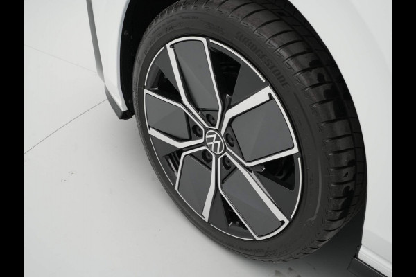 Volkswagen Golf 1.5 eTSI 150pk DSG R-Line Edition Navigatie 360 Camera Acc Stoel/Stuurverwarming Carplay