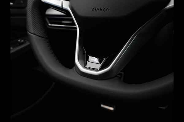 Volkswagen Golf 1.5 eTSI 150pk DSG R-Line Edition Navigatie 360 Camera Acc Stoel/Stuurverwarming Carplay