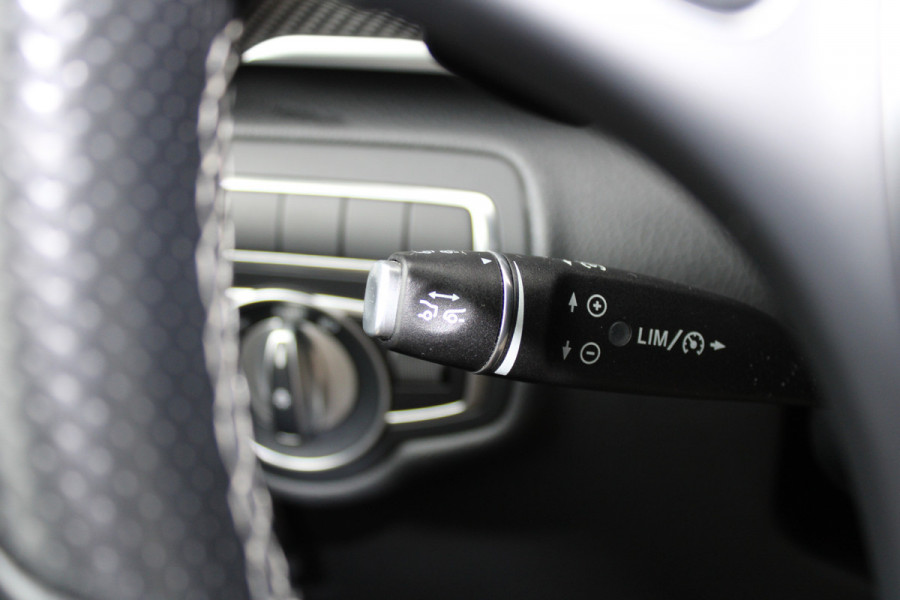 Mercedes-Benz V-Klasse 300d / Lang / AMG / DC / Panorama / 2x Schuifdeur / Apple Carplay / 360 Camera / Leer / Nette Staat.