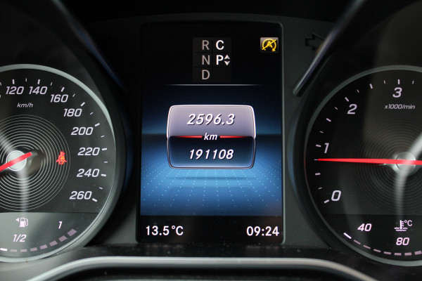 Mercedes-Benz V-Klasse 300d / Lang / AMG / DC / Panorama / 2x Schuifdeur / Apple Carplay / 360 Camera / Leer / Nette Staat.