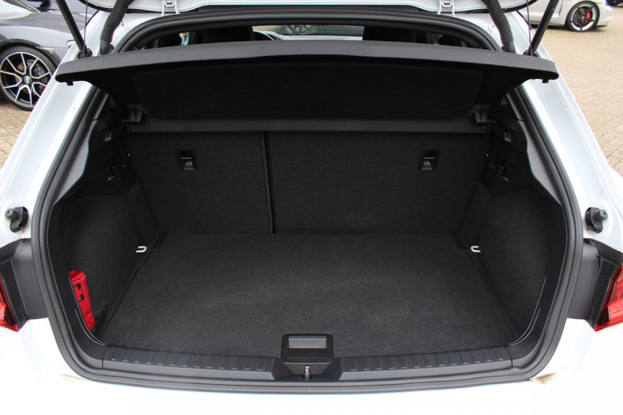 Audi A1 Sportback 40 TFSI S Line edition one 200pk / Navigatie / Keyless / Virtual Cockpit / 18'' / Parkeerhulp achter / Stoelverwarming / LED Koplampen / DAB / ACC