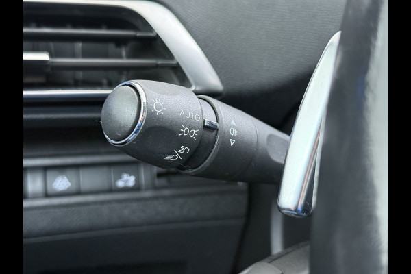 Peugeot 3008 1.2T 131PK AUT. Trekhaak 360°Camera 1/2 Leer 18" Navi Ecc Apple Carplay Android Connected-Apps Cruise Control Pdc Blue Premium Keyless Elek.Achterklep Privacy Glas BordHerkenning Lane Assist Led Lmv 18" Regen-Lichtsensor Bluetooth 1.400KG Trekgewicht Dealeronderhouden, laatste-Beurt-93.400km Origineel Nederlandse Auto 1400kg trekvermogen