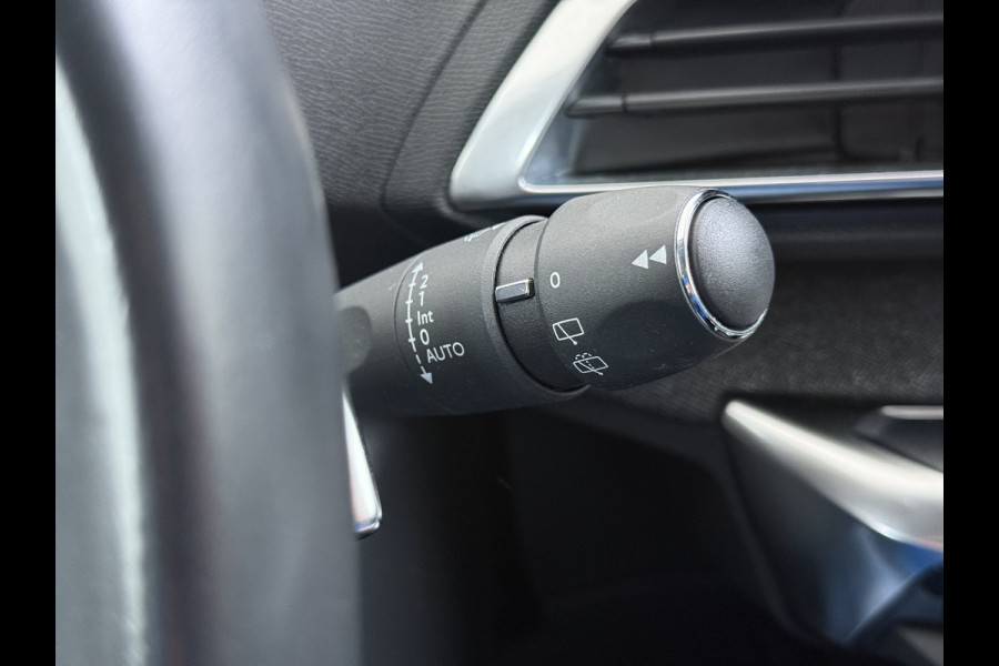 Peugeot 3008 1.2T 131PK AUT. Trekhaak 360°Camera 1/2 Leer 18" Navi Ecc Apple Carplay Android Connected-Apps Cruise Control Pdc Blue Premium Keyless Elek.Achterklep Privacy Glas BordHerkenning Lane Assist Led Lmv 18" Regen-Lichtsensor Bluetooth 1.400KG Trekgewicht Dealeronderhouden, laatste-Beurt-93.400km Origineel Nederlandse Auto 1400kg trekvermogen
