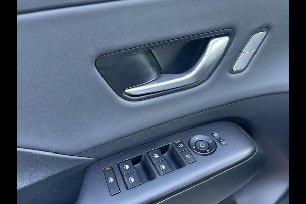 Hyundai Kona 1.6 GDI HEV Premium Sky VAN: 34.900,- VOOR 31.877,- UW LENTEVOORDEEL: 3.023,- | DEALER ONDERHOUDEN | FABR. GARANTIE t/m 06-2031