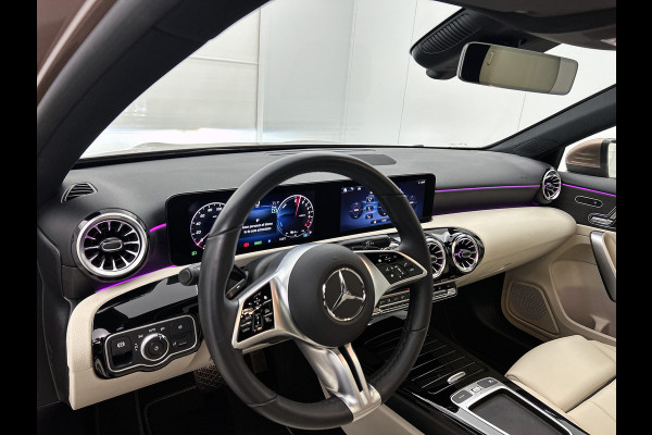 Mercedes-Benz A-Klasse 250 e Luxury Line Panorama Schuif-Kanteldak | Sfeerverlichting | Achteruitrijcamera | Stoelverwarming. Achteruitrij camera | Panorama dak | Memory pakket