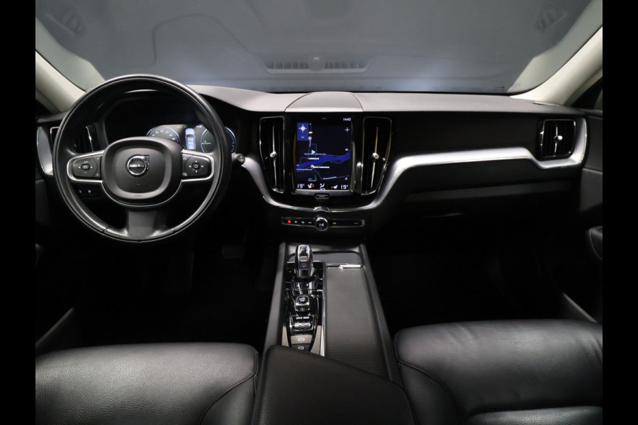 Volvo XC60 2.0 T8 Twin Engine AWD Momentum [SCHUIFKANTELDAK, APPLE CARPLAY, ANDROID, ELEKTRISCH VERSTELBARE STOELEN, STUURVERWARMING, STOELVERWARMING, VOL LEDER, CRUISE, CLIMATE, NIEUWSTAAT]
