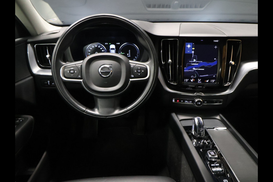 Volvo XC60 2.0 T8 Twin Engine AWD Momentum [SCHUIFKANTELDAK, APPLE CARPLAY, ANDROID, ELEKTRISCH VERSTELBARE STOELEN, STUURVERWARMING, STOELVERWARMING, VOL LEDER, CRUISE, CLIMATE, NIEUWSTAAT]