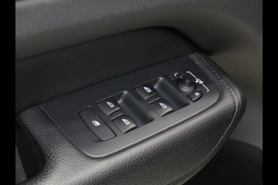 Volvo XC60 2.0 T8 Twin Engine AWD Momentum [SCHUIFKANTELDAK, APPLE CARPLAY, ANDROID, ELEKTRISCH VERSTELBARE STOELEN, STUURVERWARMING, STOELVERWARMING, VOL LEDER, CRUISE, CLIMATE, NIEUWSTAAT]