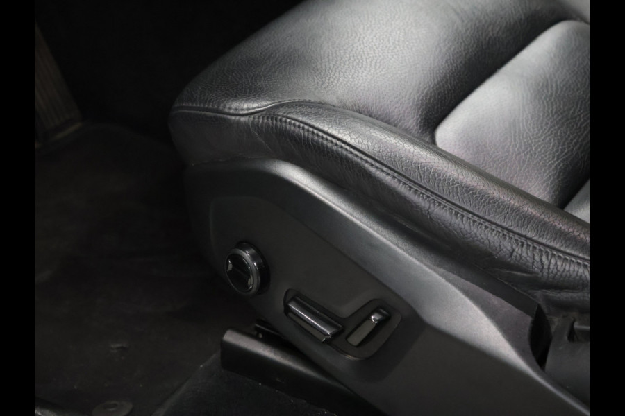 Volvo XC60 2.0 T8 Twin Engine AWD Momentum [SCHUIFKANTELDAK, APPLE CARPLAY, ANDROID, ELEKTRISCH VERSTELBARE STOELEN, STUURVERWARMING, STOELVERWARMING, VOL LEDER, CRUISE, CLIMATE, NIEUWSTAAT]