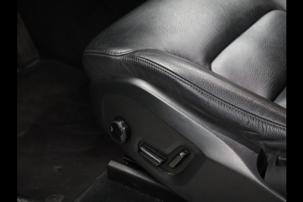 Volvo XC60 2.0 T8 Twin Engine AWD Momentum [SCHUIFKANTELDAK, APPLE CARPLAY, ANDROID, ELEKTRISCH VERSTELBARE STOELEN, STUURVERWARMING, STOELVERWARMING, VOL LEDER, CRUISE, CLIMATE, NIEUWSTAAT]