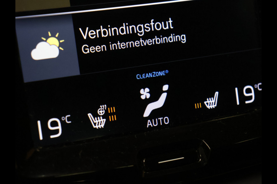 Volvo XC60 2.0 T8 Twin Engine AWD Momentum [SCHUIFKANTELDAK, APPLE CARPLAY, ANDROID, ELEKTRISCH VERSTELBARE STOELEN, STUURVERWARMING, STOELVERWARMING, VOL LEDER, CRUISE, CLIMATE, NIEUWSTAAT]