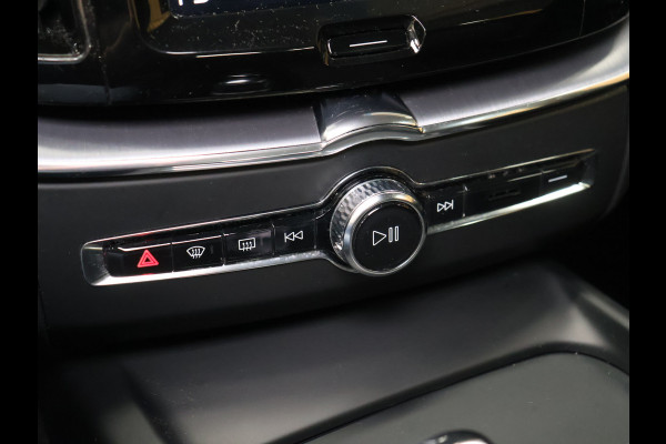 Volvo XC60 2.0 T8 Twin Engine AWD Momentum [SCHUIFKANTELDAK, APPLE CARPLAY, ANDROID, ELEKTRISCH VERSTELBARE STOELEN, STUURVERWARMING, STOELVERWARMING, VOL LEDER, CRUISE, CLIMATE, NIEUWSTAAT]