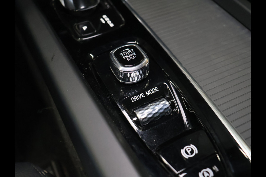 Volvo XC60 2.0 T8 Twin Engine AWD Momentum [SCHUIFKANTELDAK, APPLE CARPLAY, ANDROID, ELEKTRISCH VERSTELBARE STOELEN, STUURVERWARMING, STOELVERWARMING, VOL LEDER, CRUISE, CLIMATE, NIEUWSTAAT]