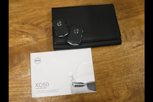 Volvo XC60 2.0 T8 Twin Engine AWD Momentum [SCHUIFKANTELDAK, APPLE CARPLAY, ANDROID, ELEKTRISCH VERSTELBARE STOELEN, STUURVERWARMING, STOELVERWARMING, VOL LEDER, CRUISE, CLIMATE, NIEUWSTAAT]