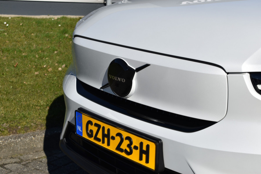 Volvo EC40 Extended Range Plus 82 kWh | Black Sheep pakket met zwart dak | Fjord Blue tapijt | 20" Velgen |