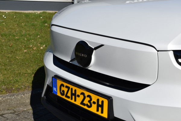 Volvo EC40 Extended Range Plus 82 kWh | Black Sheep pakket met zwart dak | Fjord Blue tapijt | 20" Velgen |